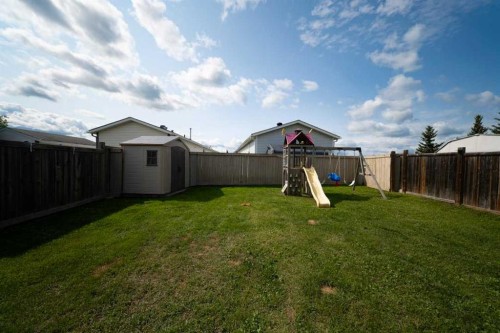 521 Walnut Crescent, Fort Mcmurray, AB - Outdoor With Backyard