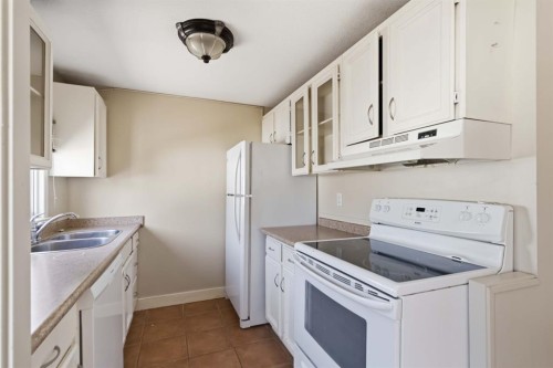 336 Grenfell Crescent, Fort Mcmurray, AB - Indoor Photo Showing Kitchen With Double Sink