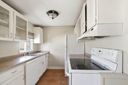 336 Grenfell Crescent, Fort Mcmurray, AB - Indoor Photo Showing Kitchen With Double Sink