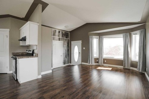 165 Balsam Way, Fort Mcmurray, AB - Indoor Photo Showing Kitchen