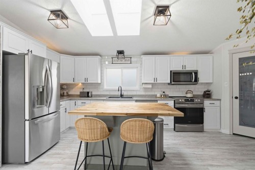 105 Sumac Crescent, Fort Mcmurray, AB - Indoor Photo Showing Kitchen With Upgraded Kitchen