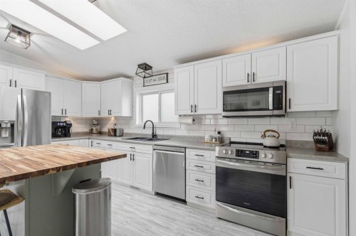 105 Sumac Crescent, Fort Mcmurray, AB - Indoor Photo Showing Kitchen With Upgraded Kitchen