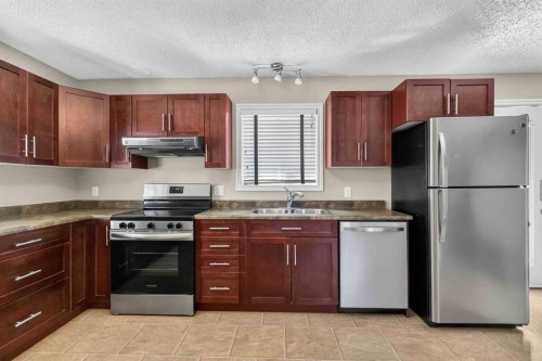 177 Leigh Crescent, Fort Mcmurray, AB - Indoor Photo Showing Kitchen With Double Sink