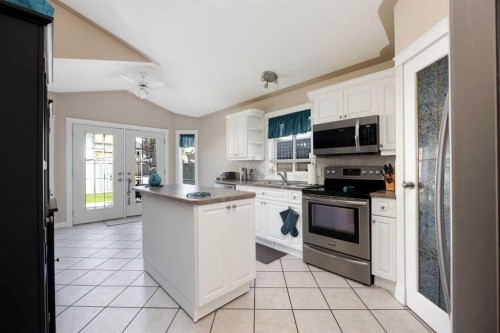 168 Lightbown Way, Fort Mcmurray, AB - Indoor Photo Showing Kitchen