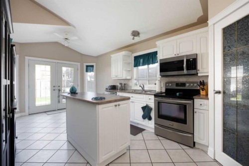 168 Lightbown Way, Fort Mcmurray, AB - Indoor Photo Showing Kitchen