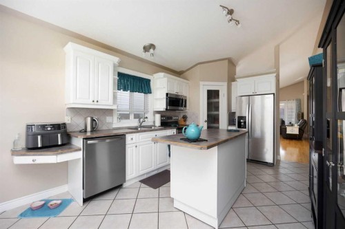 168 Lightbown Way, Fort Mcmurray, AB - Indoor Photo Showing Kitchen