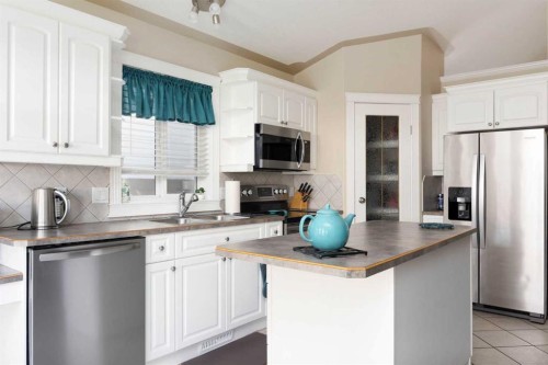 168 Lightbown Way, Fort Mcmurray, AB - Indoor Photo Showing Kitchen With Double Sink