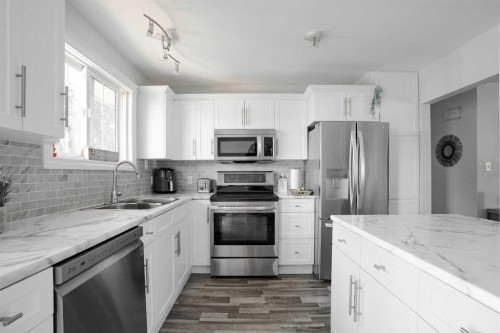 114 Hilltop Crescent, Fort Mcmurray, AB - Indoor Photo Showing Kitchen With Double Sink