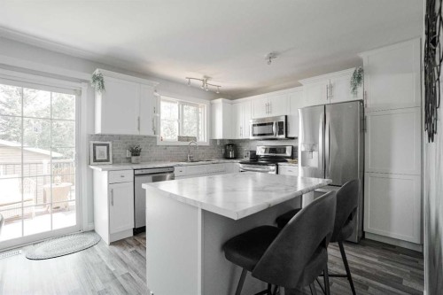 114 Hilltop Crescent, Fort Mcmurray, AB - Indoor Photo Showing Kitchen With Upgraded Kitchen