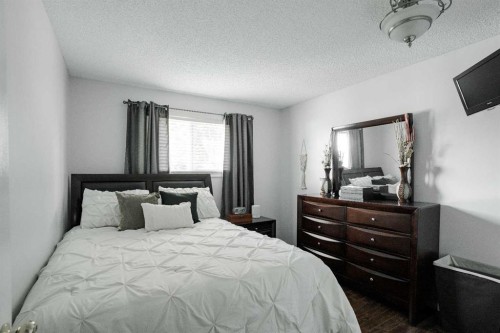 114 Hilltop Crescent, Fort Mcmurray, AB - Indoor Photo Showing Bedroom