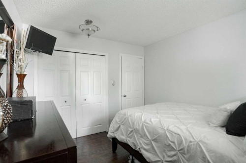 114 Hilltop Crescent, Fort Mcmurray, AB - Indoor Photo Showing Bedroom