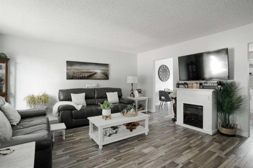 114 Hilltop Crescent, Fort Mcmurray, AB - Indoor Photo Showing Living Room