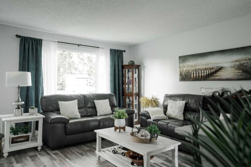 114 Hilltop Crescent, Fort Mcmurray, AB - Indoor Photo Showing Living Room