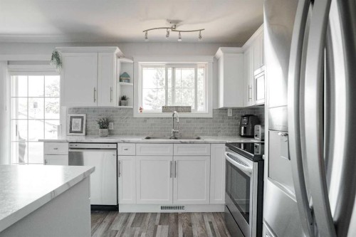 114 Hilltop Crescent, Fort Mcmurray, AB - Indoor Photo Showing Kitchen With Upgraded Kitchen