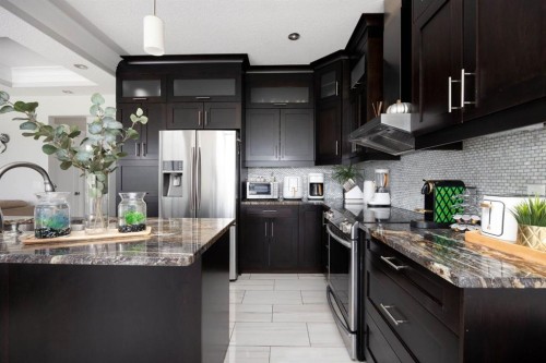 724 Heritage Drive, Fort Mcmurray, AB - Indoor Photo Showing Kitchen With Upgraded Kitchen