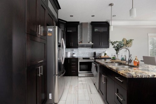 724 Heritage Drive, Fort Mcmurray, AB - Indoor Photo Showing Kitchen With Double Sink With Upgraded Kitchen