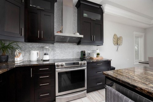 724 Heritage Drive, Fort Mcmurray, AB - Indoor Photo Showing Kitchen With Upgraded Kitchen