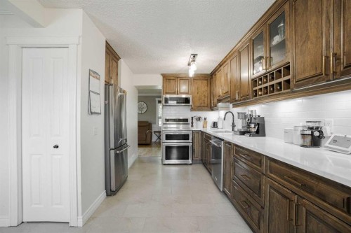 108 Norbasca Bay, Fort Mcmurray, AB - Indoor Photo Showing Kitchen