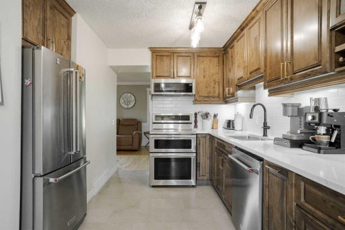 108 Norbasca Bay, Fort Mcmurray, AB - Indoor Photo Showing Kitchen With Double Sink With Upgraded Kitchen