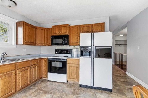 125 Oaks Crescent, Fort Mcmurray, AB - Indoor Photo Showing Kitchen With Double Sink