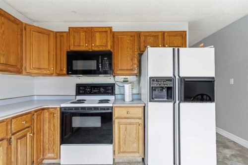 125 Oaks Crescent, Fort Mcmurray, AB - Indoor Photo Showing Kitchen
