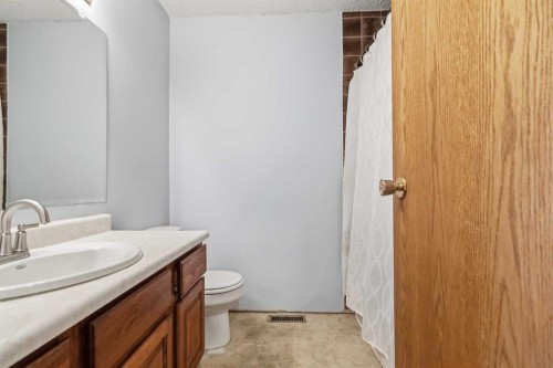 125 Oaks Crescent, Fort Mcmurray, AB - Indoor Photo Showing Bathroom