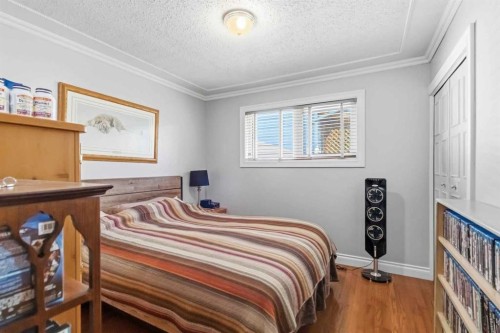 125 Oaks Crescent, Fort Mcmurray, AB - Indoor Photo Showing Bedroom