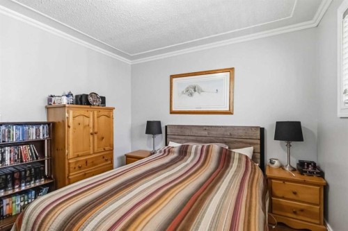 125 Oaks Crescent, Fort Mcmurray, AB - Indoor Photo Showing Bedroom