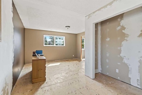 125 Oaks Crescent, Fort Mcmurray, AB - Indoor Photo Showing Other Room