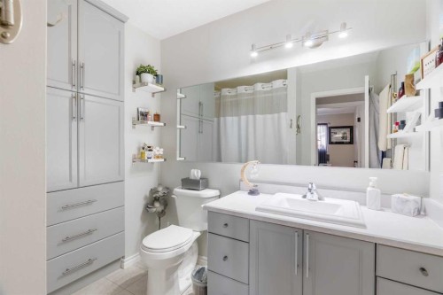 128 Cornwall Drive, Fort Mcmurray, AB - Indoor Photo Showing Bathroom