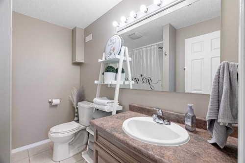 128 Cornwall Drive, Fort Mcmurray, AB - Indoor Photo Showing Bathroom