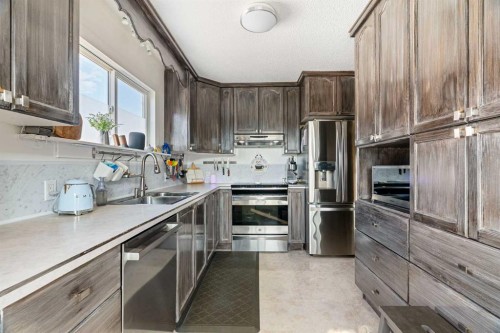 128 Cornwall Drive, Fort Mcmurray, AB - Indoor Photo Showing Kitchen With Double Sink