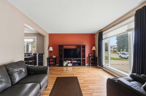 157 Rogers Crescent, Fort Mcmurray, AB - Indoor Photo Showing Living Room