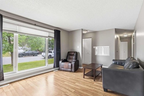157 Rogers Crescent, Fort Mcmurray, AB - Indoor Photo Showing Living Room
