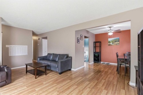 157 Rogers Crescent, Fort Mcmurray, AB - Indoor Photo Showing Living Room