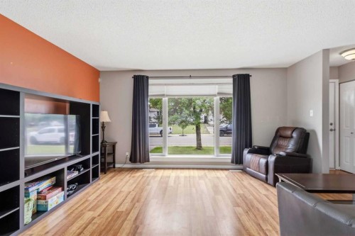 157 Rogers Crescent, Fort Mcmurray, AB - Indoor Photo Showing Living Room