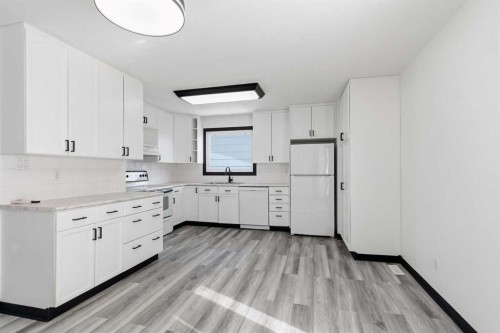 162 Elmore Drive, Fort Mcmurray, AB - Indoor Photo Showing Kitchen