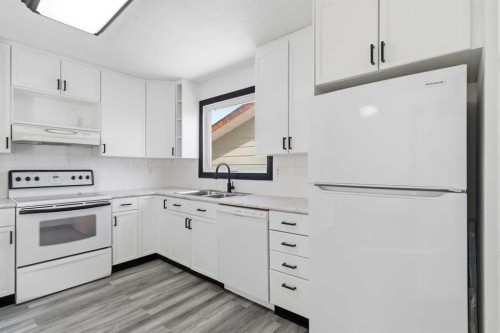 162 Elmore Drive, Fort Mcmurray, AB - Indoor Photo Showing Kitchen With Double Sink