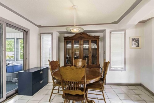 25 Crescent Heights, Fort Mcmurray, AB - Indoor Photo Showing Dining Room