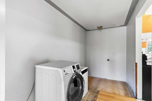 25 Crescent Heights, Fort Mcmurray, AB - Indoor Photo Showing Laundry Room