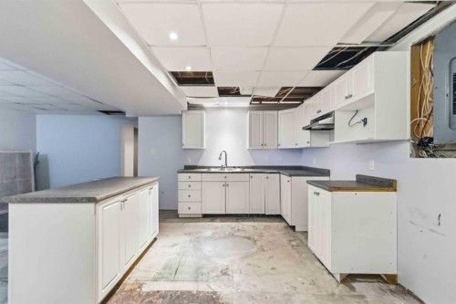 25 Crescent Heights, Fort Mcmurray, AB - Indoor Photo Showing Kitchen