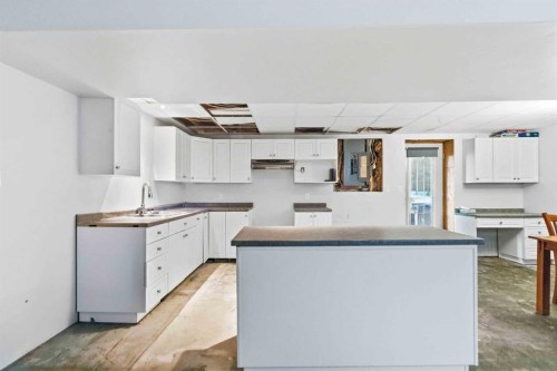 25 Crescent Heights, Fort Mcmurray, AB - Indoor Photo Showing Kitchen