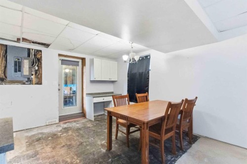 25 Crescent Heights, Fort Mcmurray, AB - Indoor Photo Showing Dining Room