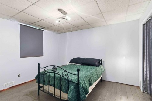 25 Crescent Heights, Fort Mcmurray, AB - Indoor Photo Showing Bedroom