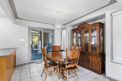25 Crescent Heights, Fort Mcmurray, AB - Indoor Photo Showing Dining Room