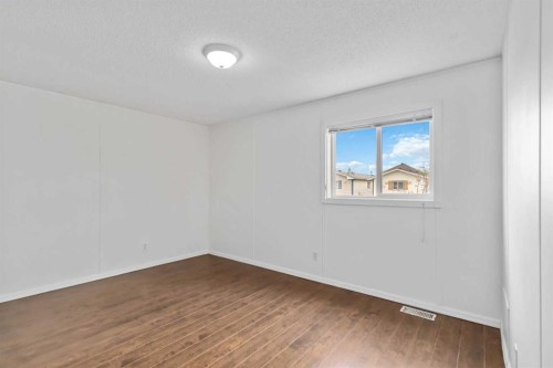 240 Mckinlay Crescent, Fort Mcmurray, AB - Indoor Photo Showing Other Room
