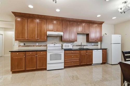 127 Pew Lane, Fort Mcmurray, AB - Indoor Photo Showing Kitchen