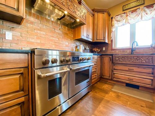 6806 Meadow View Drive, Stettler, AB - Indoor Photo Showing Kitchen