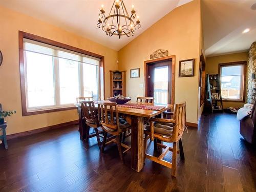 6806 Meadow View Drive, Stettler, AB - Indoor Photo Showing Dining Room