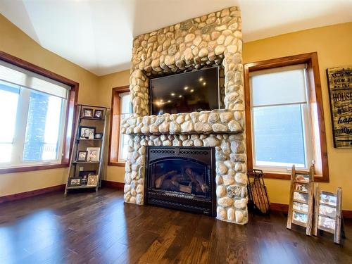 6806 Meadow View Drive, Stettler, AB - Indoor Photo Showing Living Room With Fireplace